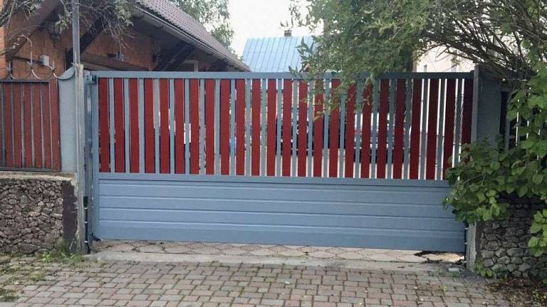 Ворота подбирали под цвет забора Ворота подбирали под цвет забора