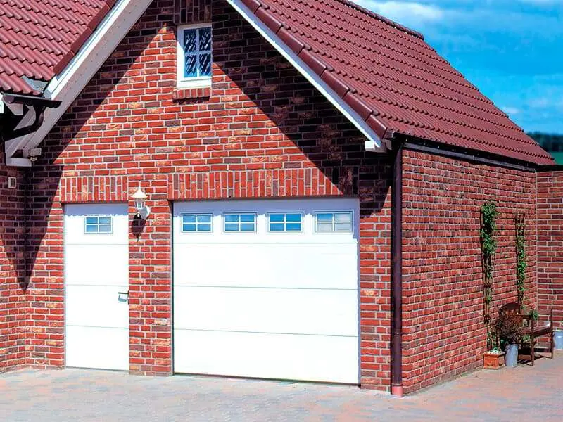 Секционные гаражные ворота с боковой дверью Секционные гаражные ворота с боковой дверью