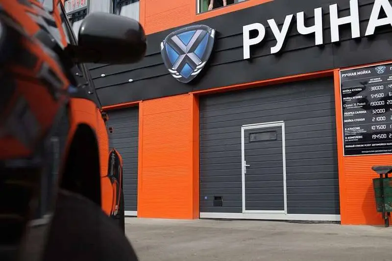 Секционные ворота с калиткой для автомойки