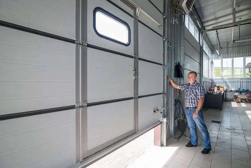 Секционные ворота для СТО изнутри